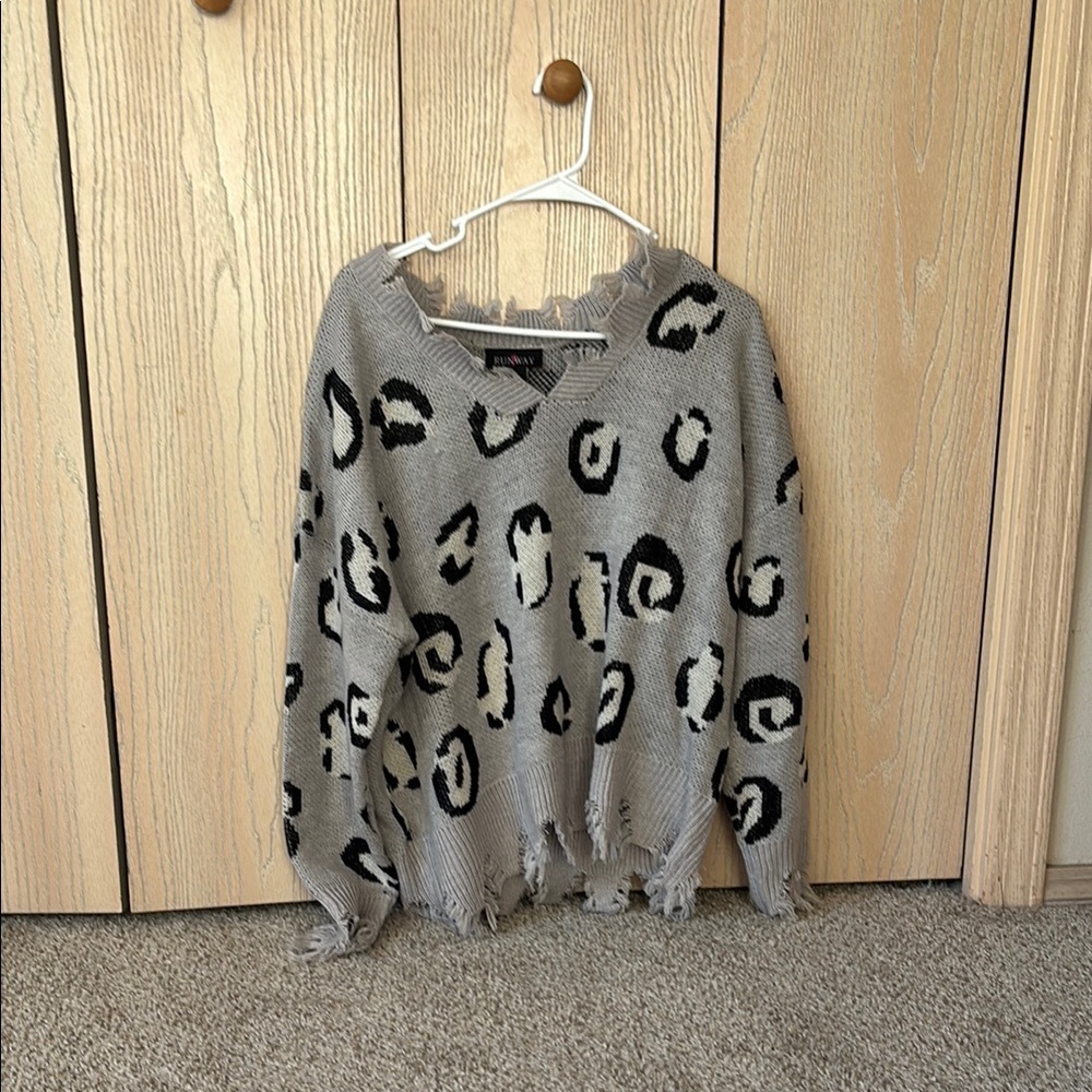 Forever 21 Gray Black Crew Neck Sweater